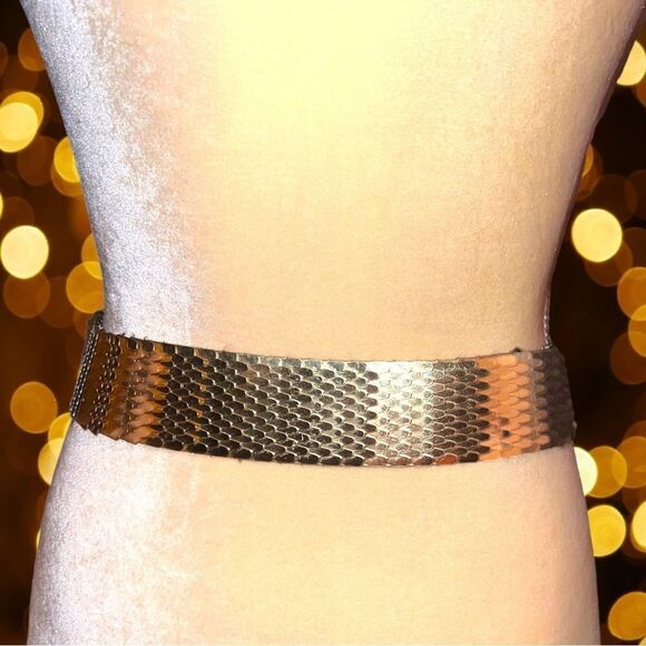 Retro 70’s gold colored serpentine stretchy belt - Picture 5 of 11